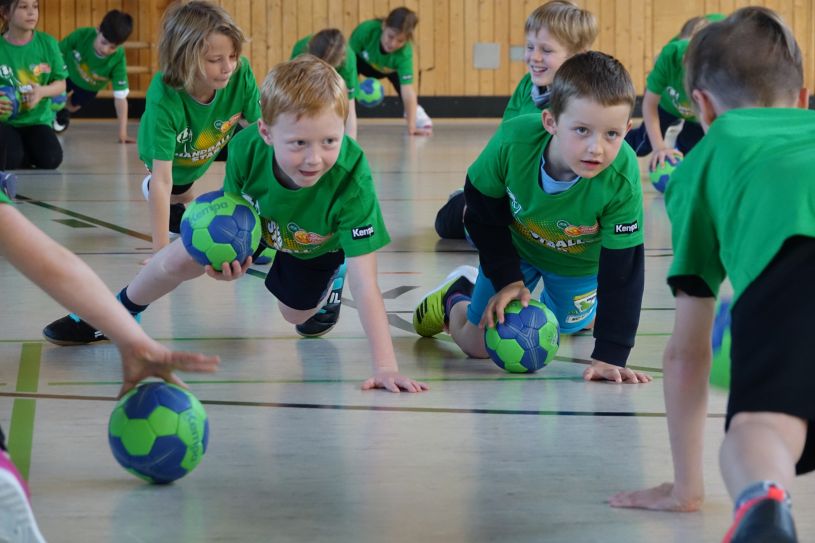 Mit Spaß und Konzentration dabei: Die Kinder begeistern sich für den Handballsport unter fachkundiger Anleitung der Profis (© brandunited)