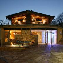 Der Blockhaus- Saunabereich der Therme Obernsees im Abendlicht | © Therme Obernsees