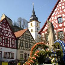 © Stadt Pottenstein Der Marktplatz in Pottenstein mit dem geschmückten Brunnen | © Stadt Pottenstein