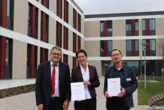 Von links: Leitender Ärztlicher Direktor der Gesundheitseinrichtungen des Bezirks Oberfranken (GeBO), Professor Thomas Kallert, GeBO-Vorstand Katja Bittner und Oberarzt Dr. med Johannes Kornacher, Depressionszentrum am Bezirkskrankenhaus Bayreuth.
