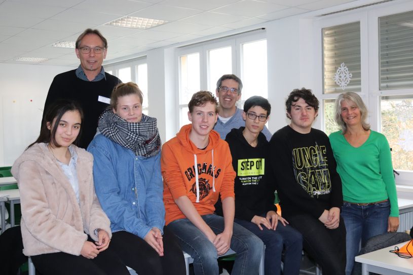 Schüler der Mittelschule St. Georgen arbeiteten am Bezirkskrankenhaus Bayreuth über den Zeitraum von einigen Wochen mit, jeweils ein paar Stunden pro Woche. Durch das Projekt „care4future“ erhalten die Schüler Einblick in soziale Berufe. Foto: Ulrike Sommerer