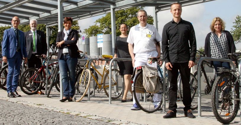 Stellvertretender AOK-Direktor Markus Rother (li.) und AOK-Fachbereichsleiter Marko Ahrens (2. v. li.) ehrten die Mitarbeiter des Klinikums Bayreuth als stärkste Radler-Gemeinschaft der Aktion „Mit dem Rad zur Arbeit 2019“ (v. re. n. li.): Karina Demminger, Leiterin Personalentwicklung; Sebastian Schmidt, Betriebliches Gesundheitsmanagement; Jürgen Kothmann, Oberarzt Klinik für Nephrologie; Ines Westermann, Leiterin Patientenmanagement und Petra Haackert, Personaldirektorin. (Bildquelle: © Klinikum Bayreuth GmbH) Stellvertretender AOK-Direktor Markus Rother (li.) und AOK-Fachbereichsleiter Marko Ahrens (2. v. li.) ehrten die Mitarbeiter des Klinikums Bayreuth als stärkste Radler-Gemeinschaft der Aktion „Mit dem Rad zur Arbeit 2019