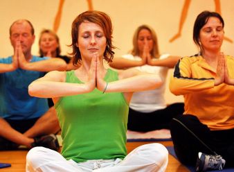 Yogaübungen fördern Beweglichkeit und Entspannung und unterstützen so die Rückengesundheit gleich doppelt. © AOK-Mediendienst