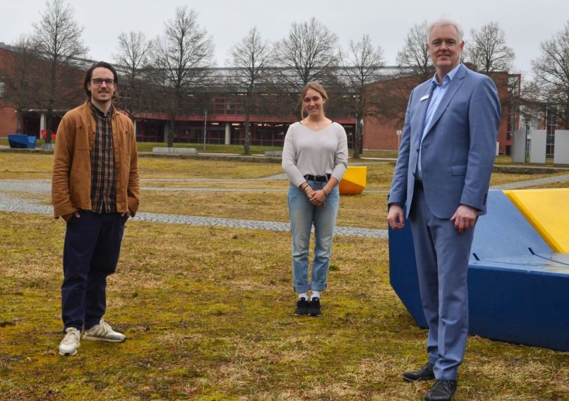 Dr. Philipp Laemmert, Leonie Jachmann und Marko Ahrens (v. li.) am Campus der Universität Bayreuth, wo im Sommersemester Aktionen für die Studierenden stattfinden werden. © Universität Bayreuth
