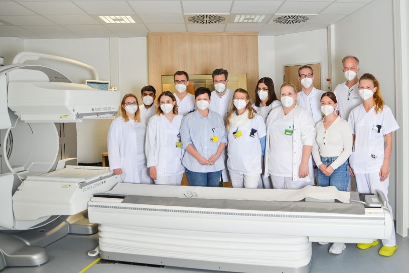 Eine Investition in die Zukunft und in das Patientenwohl: Ein neues SPECT/CT ermöglicht dem Team der Klinik für Nuklearmedizin unter der Leitung von Prof. Dr. Stefan Förster (hintere Reihe, Zweiter von links) künftig noch genauere und aussagekräftigere Diagnosen. ©Klinikum Bayreuth