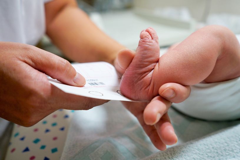 Es sind nur zwei Blutstropfen mehr: Ein keiner Piks in die Ferse am zweiten oder dritten Lebenstag ermöglicht neben dem Screening auf mögliche Stoffwechselerkrankungen auch die Feststellung eines erhöhten Risikos für Diabetes Typ 1 bei Neugeborenen. ©Klinikum Bayreuth