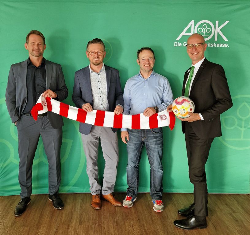 Der TSV Engelmannsreuth und die AOK-Direktion Bayreuth wollen gemeinsam die Gesundheit im Verein stärken (v. li.): AOK-Teamleiter Vertrieb Uwe Raster; Tobias Teufel, Vorstand Finanzen TSV Engelmannsreuth; Christian Häfner, Ansprechpartner Fußball Jugend TSV Engelmannsreuth und stellvertretender AOK-Direktor Markus Rother. © AOK Bayern