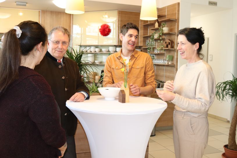 Im Austausch: Ergotherapeutin Tamara Murmurachi mit Bezirkstagspräsident Henry Schramm sowie der Leiter der Ergotherapie der Klinik für Forensische Psychiatrie Constantin Wolfrum mit GeBO-Vorstand Katja Bittner. © Gebo