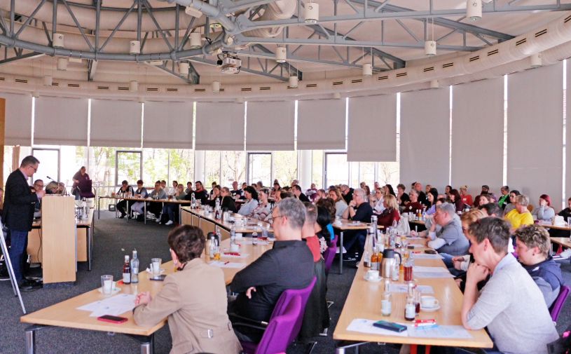 Erfolgreicher Auftakt: Knapp 100 Teilnehmerinnen und Teilnehmer besuchten das erste Treffen der Praxisanleiter im Landratsamt Bayreuth.©Tobias Schif, BRK Kreisverband Bayreuth.