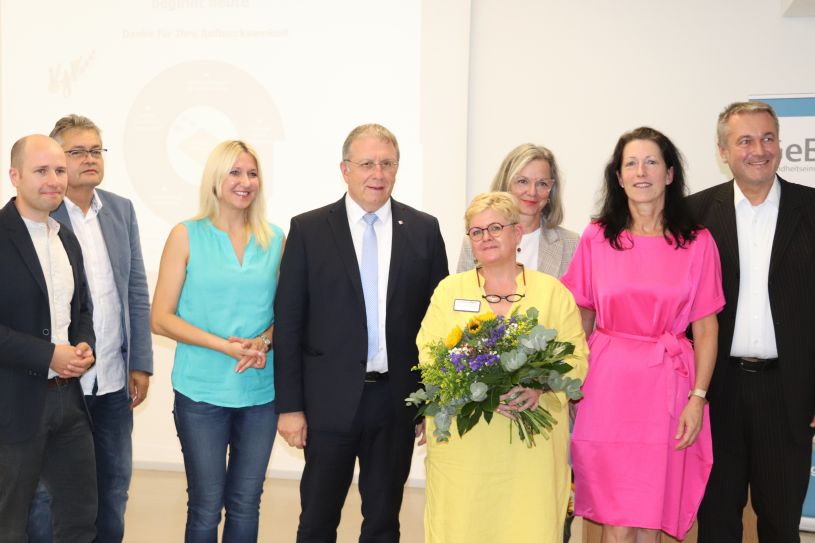 Zur offiziellen Einführung von Dr. med. Kerstin Hessenmöller gratulierten (von links) Tim Pargent, Landtagsabgeordneter der Grünen, Prof. Dr. Thomas W. Kallert, Ärztlicher Direktor der Gesundheitseinrichtungen des Bezirks Oberfranken, Silke Launert, Bundestagsabgeordnete der CSU, Bezirkstagspräsident Henry Schramm, SPD-Bezirksrätin Dr. Beate Kuhn, GeBO-Vorstand Katja Bittner und Klaus Bauer, stellvertretender Landrat. ©GeBo
