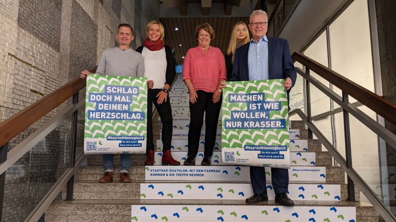 Freitreppe im Neuen Rathaus am Luitpoldplatz (von links): Harald Wagner (Novo Nordisk GmbH), Eva Rundholz (Netzwerkkoordination Gesundheitsregion Bayreuth), Heike Raithel (Betriebliches Gesundheitsmanagement Stadt Bayreuth), Katrin Kürzdörfer (Geschäftsstellenleiterin Gesundheitsregion+), Oberbürgermeister Thomas Ebersberger. © Stadt Bayreuth