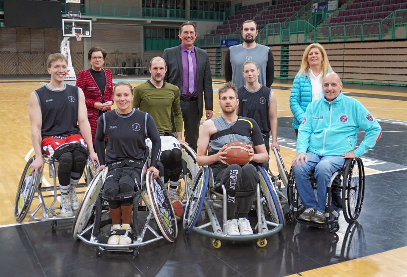 AOK und RSV bilden künftig ein starkes Team vor Ort (v. li. n. re.): Sebastian Holzheu, Gudrun Brendel-Fischer, Svenja Mayer, André Hopp, AOK-Direktor Klaus Knorr, Andreas Schaffer, Dagmar van Hinte, Spiel- und Abteilungsleiter Sebastian Gillsch, AOK-Gesundheitsexpertin Ulrike Fischer und 1. Vorsitzender Werner Burkhardt haben die Gesundheitspartnerschaft besiegelt. © RSV Bayreuth