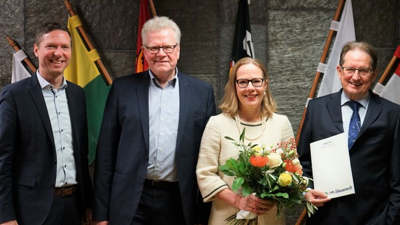Prof. Dr. Astrid Weyerbrock ist neue Ärztliche Direktorin der Klinikum Bayreuth GmbH. Landrat Florian Wiedemann, Oberbürgermeister Thomas Ebersberger und Dietmar Pawlik, Kaufmännischer Geschäftsführer des Krankenhauses der maximalen Versorgungsstufe (von links), gratulierten ihr. © Klinikum Bayreuth