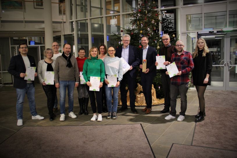 Die besten Läuferinnen und Läufer aus Stadt und Landkreis Bayreuth mit Oberbürgermeister Thomas Ebersberger, Landrat Florian Wiedemann sowie Katrin Kürzdörfer (rechts), Geschäftsstellenleiterin der Gesundheitsregionplus Stadt und Landkreis Bayreuth. © Landkreis Bayreuth