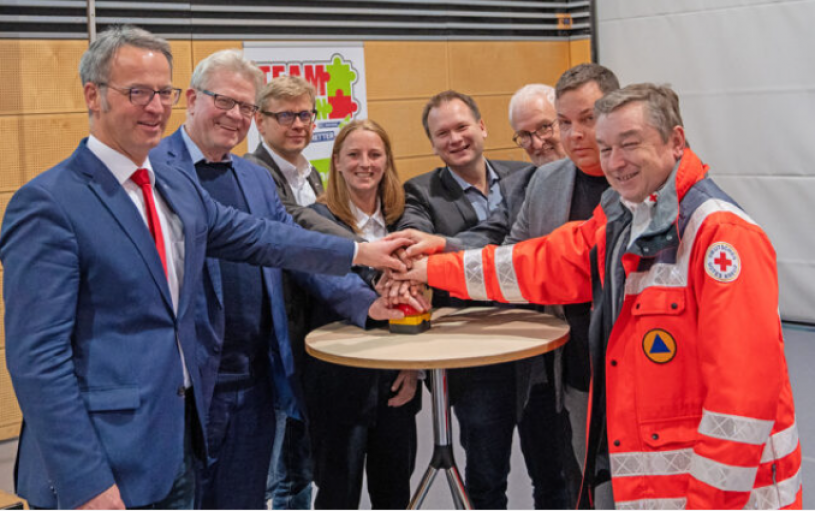 (v.l.n.r:) Jürgen Dippold (BRK Abteilungsleiter Integrierte Leitstellen), Thomas Ebersberger (OB Stadt Bayreuth und Vorsitzender des Zweckverbandes Rettungsdienst und Feuerwehr – ZRF), Markus Ruckdeschel (Kreisgeschäftsführer BRK Bayreuth), Lisa Neumeier (Leitung Team Bayern), Christian Porsch (Bürgermeister Speichersdorf), Raimund Heiny (Leitung Team Bayern), Dr. Christian Haag (Ärztlicher Leiter Leitstellenbereich Bayreuth/Kulmbach) und Peter Maisel (Vorsitzender BRK Bayreuth) © BRK Bayreuth
