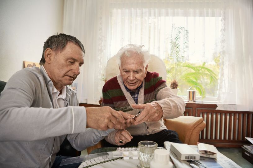 Pflegebedürftige werden häufig zu Hause von ihren Angehörigen umsorgt und gepflegt.© AOK Bayern