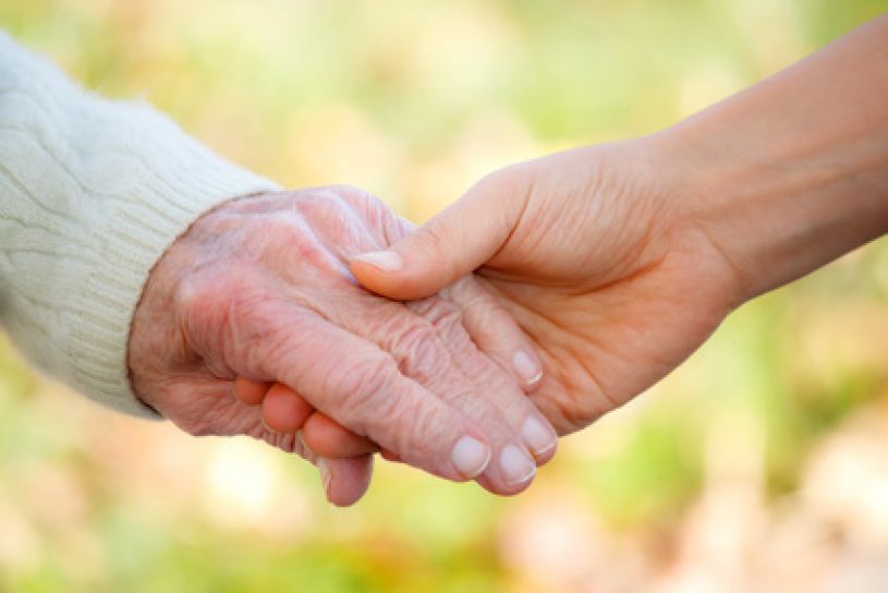 Senior and young holding hands © Fotolia