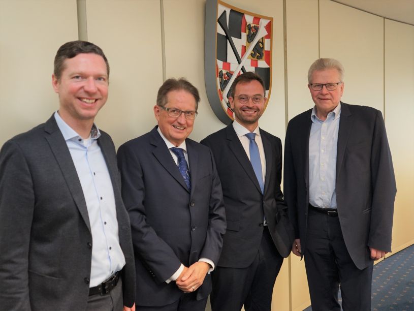 Prof. Dr. med. Christian Heim (zweiter von rechts) wird neuer Direktor der Klinik für Herz- und Gefäßchirurgie an der Klinikum Bayreuth GmbH. Aufsichtsratsvorsitzender Oberbürgermeister Thomas Ebersberger (rechts) Zweckverbandsvorsitzender Landrat Florian Wiedemann(links) und Geschäftsführer Dietmar Pawlik gratulierten zur Ernennung. © Klinikum Bayreuth
