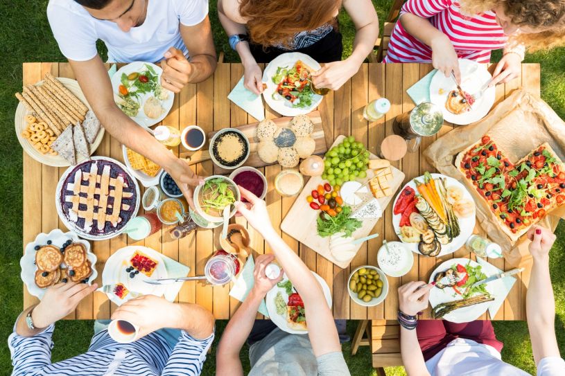 Gesunde Kost aus der Nachbarschaft: Gemeinschaftsgärten versorgen alle mit leckeren Kräutern, Gemüse und Obst. © Adobe Stock / Katarzyna Bialasiewicz