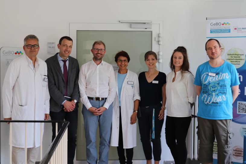 Von links: Prof. Dr. Thomas W. Kallert (Leitender Ärztlicher Direktor der Gesundheitseinrichtungen des Bezirks Oberfranken), Torsten Keller (Standortleiter am Bezirkskrankenhaus Bayreuth), PD Dr. med. Maximilian Huhn (Stellvertretender Chefarzt der Klinik für Psychiatrie, Psychotherapie und Psychosomatik am Bezirkskrankenhaus Bayreuth und Leitender Oberarzt der Tagesklinik Erwachsene 3), Sandra Villagran (Oberärztin der Abteilung für Gerontopsychiatrie am Bezirkskrankenhaus Bayreuth), Dr. Stephanie Tieden (Leitende Oberärztin des Depressionszentrums und Neurostimulationszentrums und allgemeinpsychiatrischer Tagesklinik, Depressionsstation A5 und Tagesklinik Erwachsene 1 + 2), Larissa Peter (Mitarbeiterin des sozialpädagogischen Dienstes in der Tagesklinik Erwachsene 3), Leonhard Sörgel (Fachkrankenpfleger in der Tagesklinik Erwachsene 3). ©Andrea Franz