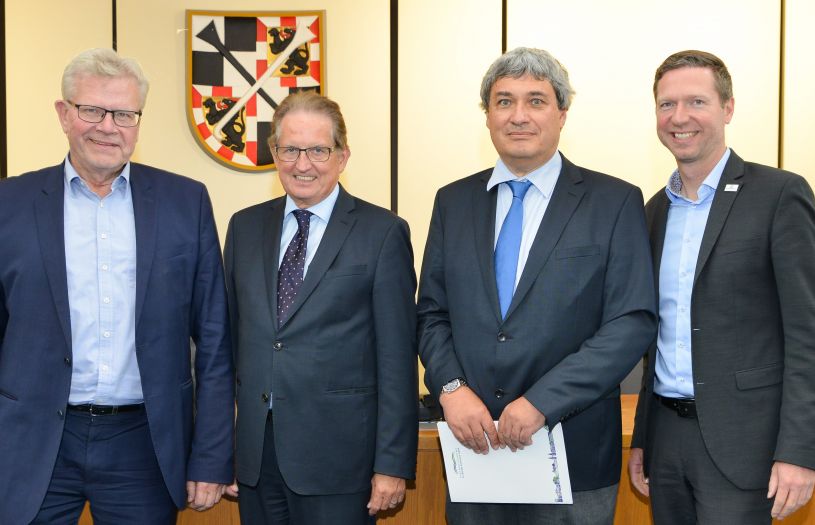 Die Entscheidung fiel im Aufsichtsrat. Dessen Vorsitzender Oberbürgremeister Thomas Ebersberger, Klinikum-Geschäftsführer Dietmar Pawlik, Chefarzt Dr. Claus Steppert und der Vorsitzende des Krankenhauszweckverbandes, Landrat Florian Wiedemann, gehen zuversichtlich in die neue Kooperation. ©Klinikum Bayreuth