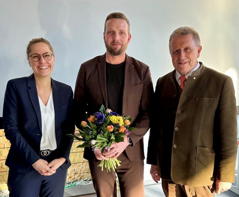 Sebastian Ditschek (Mitte) ist neuer Standortleiter des Bezirkskrankenhauses Bayreuth. Eine große Aufgabe, wie Bezirkstagspräsident Henry Schramm und GeBO-Vorständin Eva Gill mit Verweis auf die laufenden Bauprojekte betonen. Sie hießen Ditschek herzlich willkommen. Foto: Florian Bergmann