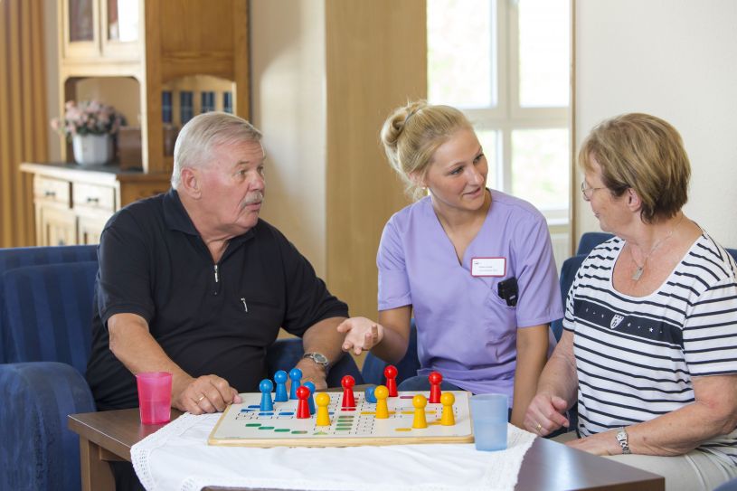 Der AOK-Pflegenavigator kann helfen, einen passenden Pflegedienst zu finden. © AOK-Bundesverband